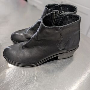 Frye Carson piping booties Size 7.5